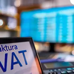Faktura dla nievatowca: jak wystawić fakturę niebędących VATowcami