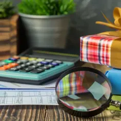 Upominki dla kontrahentów a VAT: Jakie są konsekwencje podatkowe dla upominków?