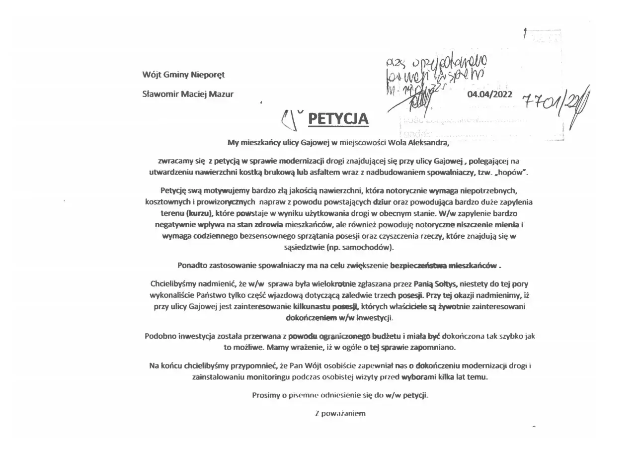 Mieszkańcy podpisujący petycję o naprawę drogi