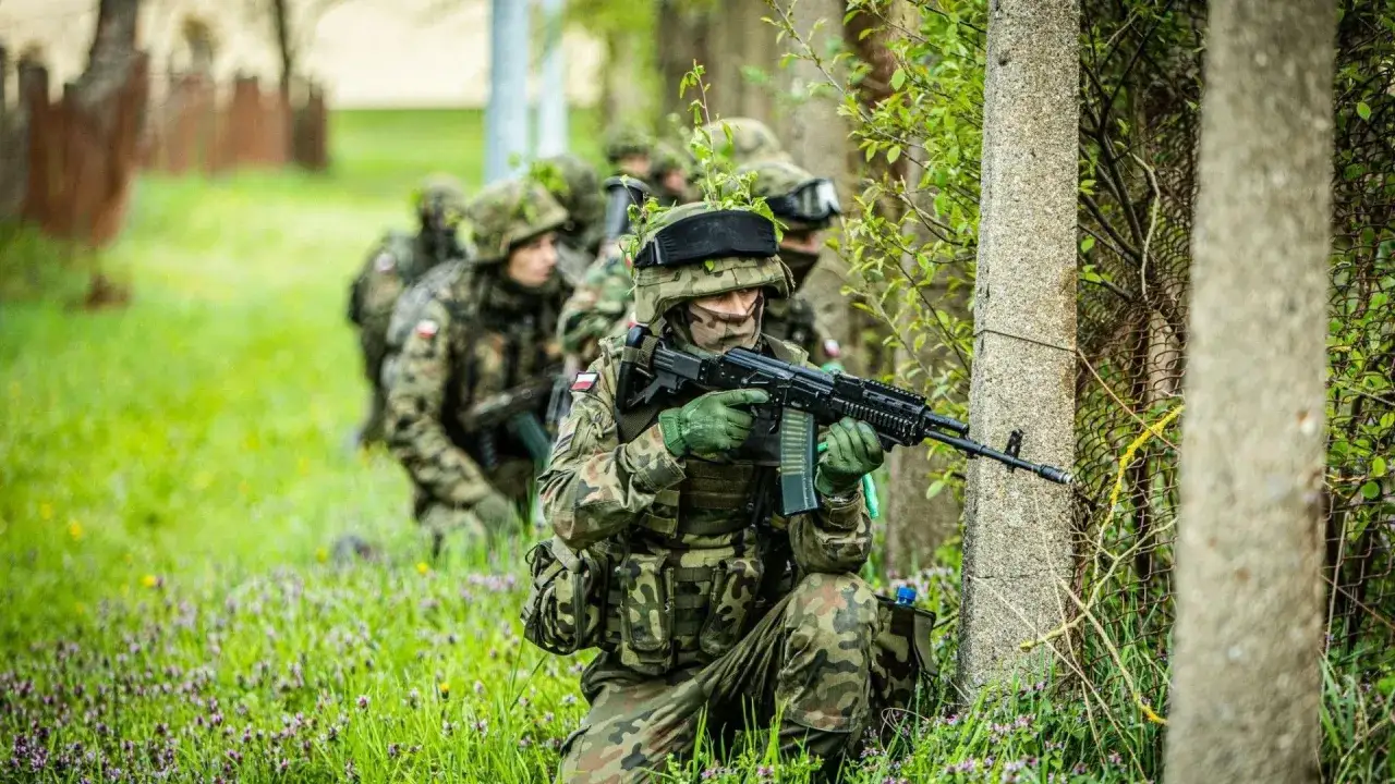 Żołnierz rozmawiający z przełożonym o awansie