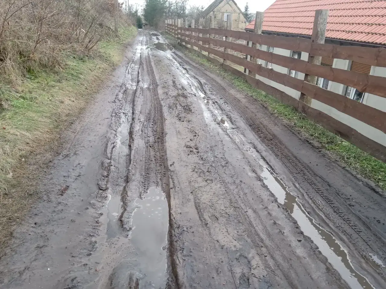 zdjęcia zniszczonej drogi gminnej dziury błoto