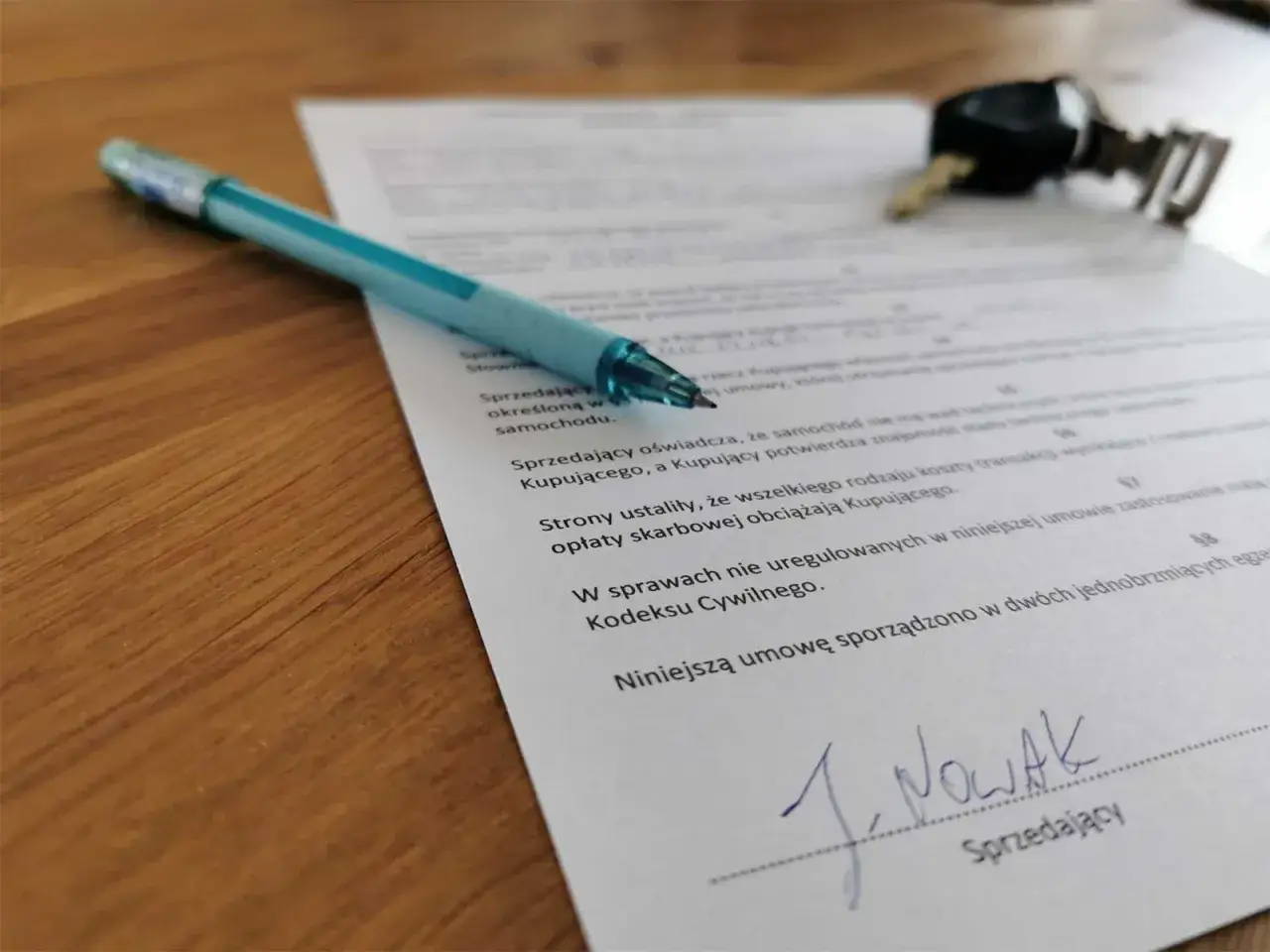 umowa kupna sprzedaży samochodu dokumenty długopis
