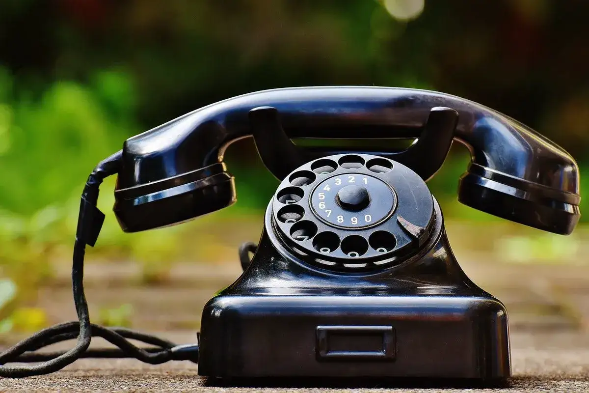 Stary czarny telefon z tarczą. Wniosek o kontakt telefoniczny z tymczasowo aresztowanym wzór.