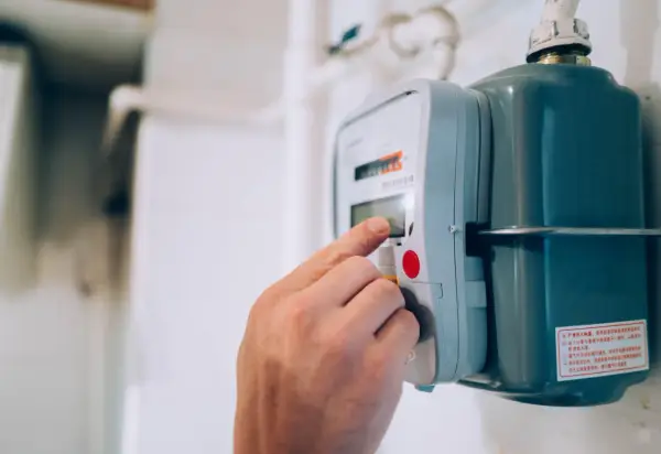 Jak przenieść licznik energii na zewnątrz? Poradnik krok po kroku